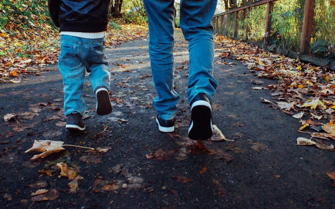 ÉCRANS AUTOUR DES PETITS ET DES GRANDS